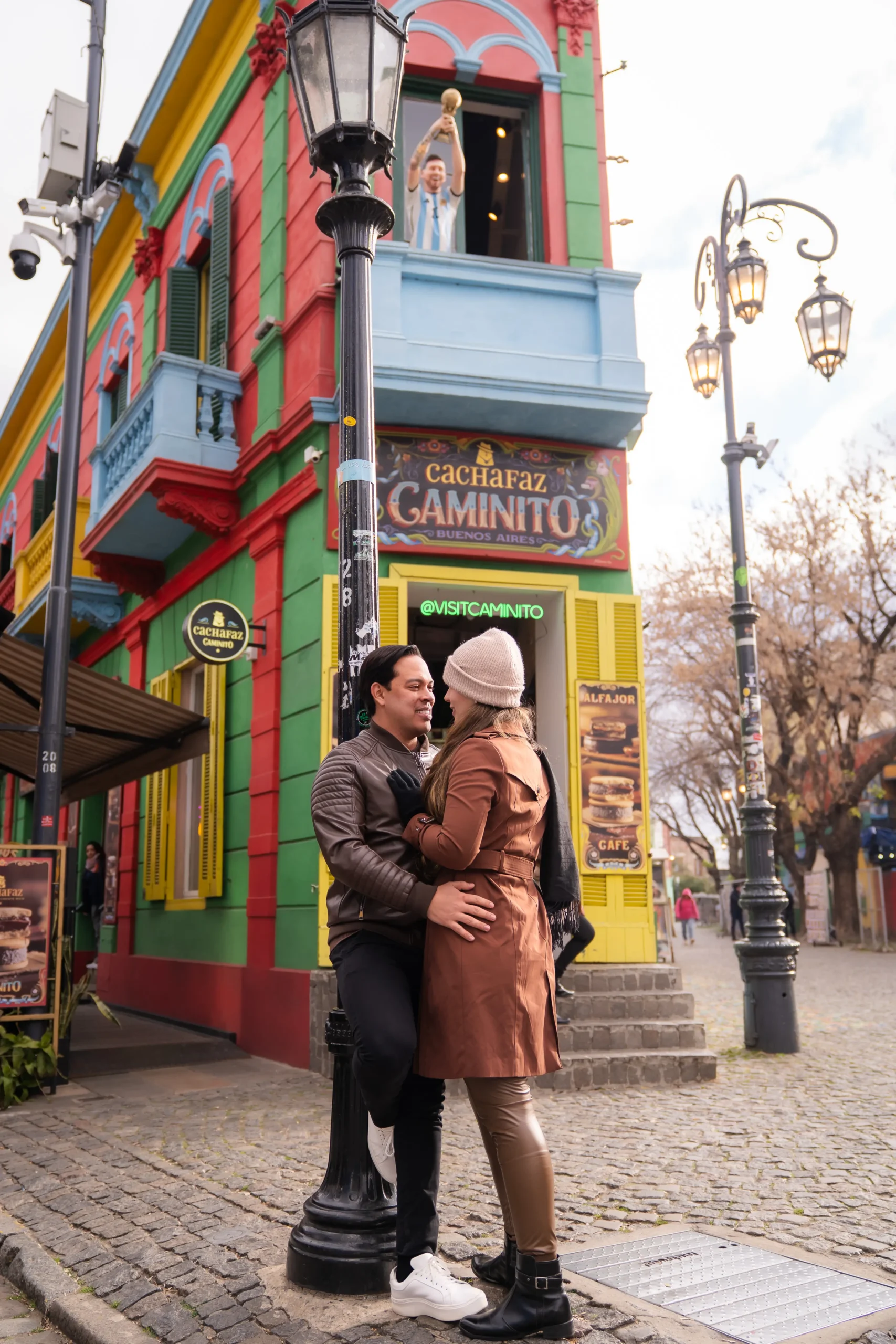 Casal durante ensaio fotográfico no Caminito, em Buenos Aires.
