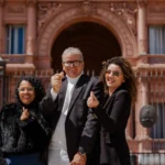 Grupo em frente à Casa Rosada durante o City Photo Tour Buenos Aires.
