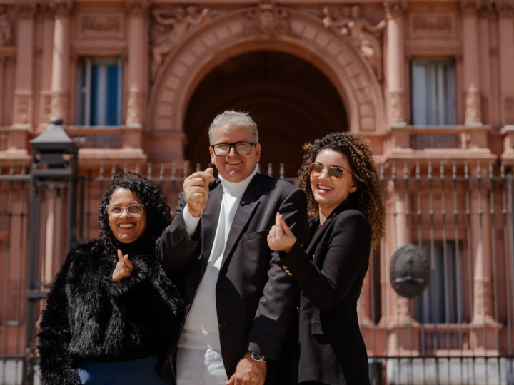 Grupo em frente à Casa Rosada durante o City Photo Tour Buenos Aires.