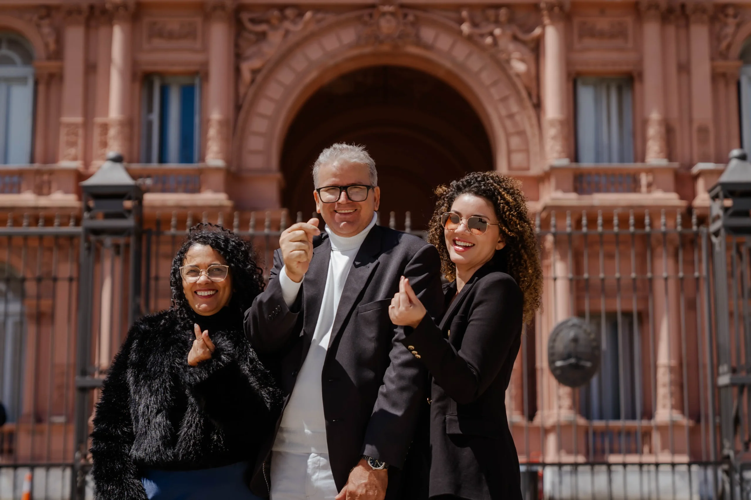 Grupo em frente à Casa Rosada durante o City Photo Tour Buenos Aires.