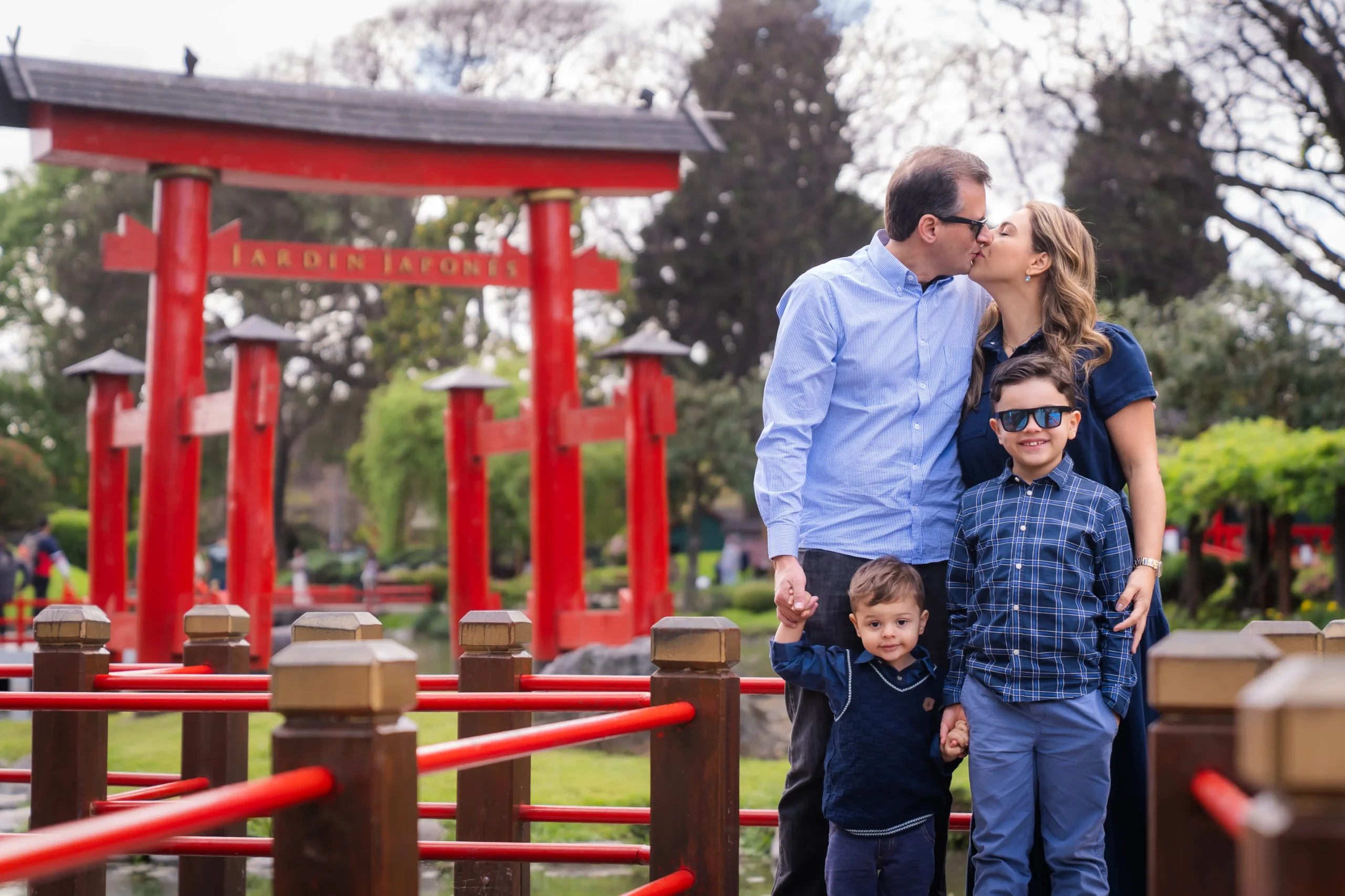 Família durante ensaio fotográfico no Jardim Japonês, em Buenos Aires.