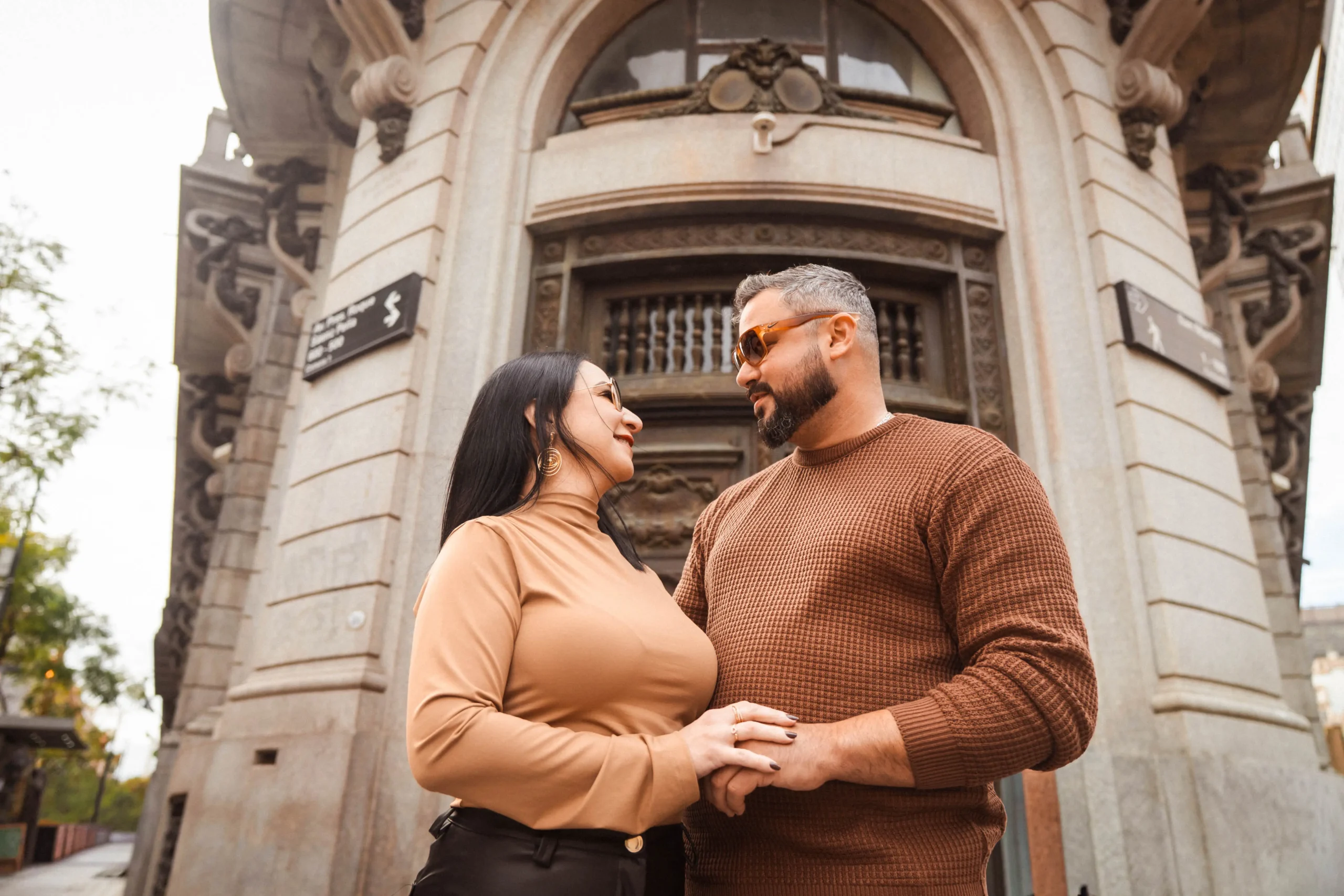 Casal posando para ensaio fotográfico em Buenos Aires.