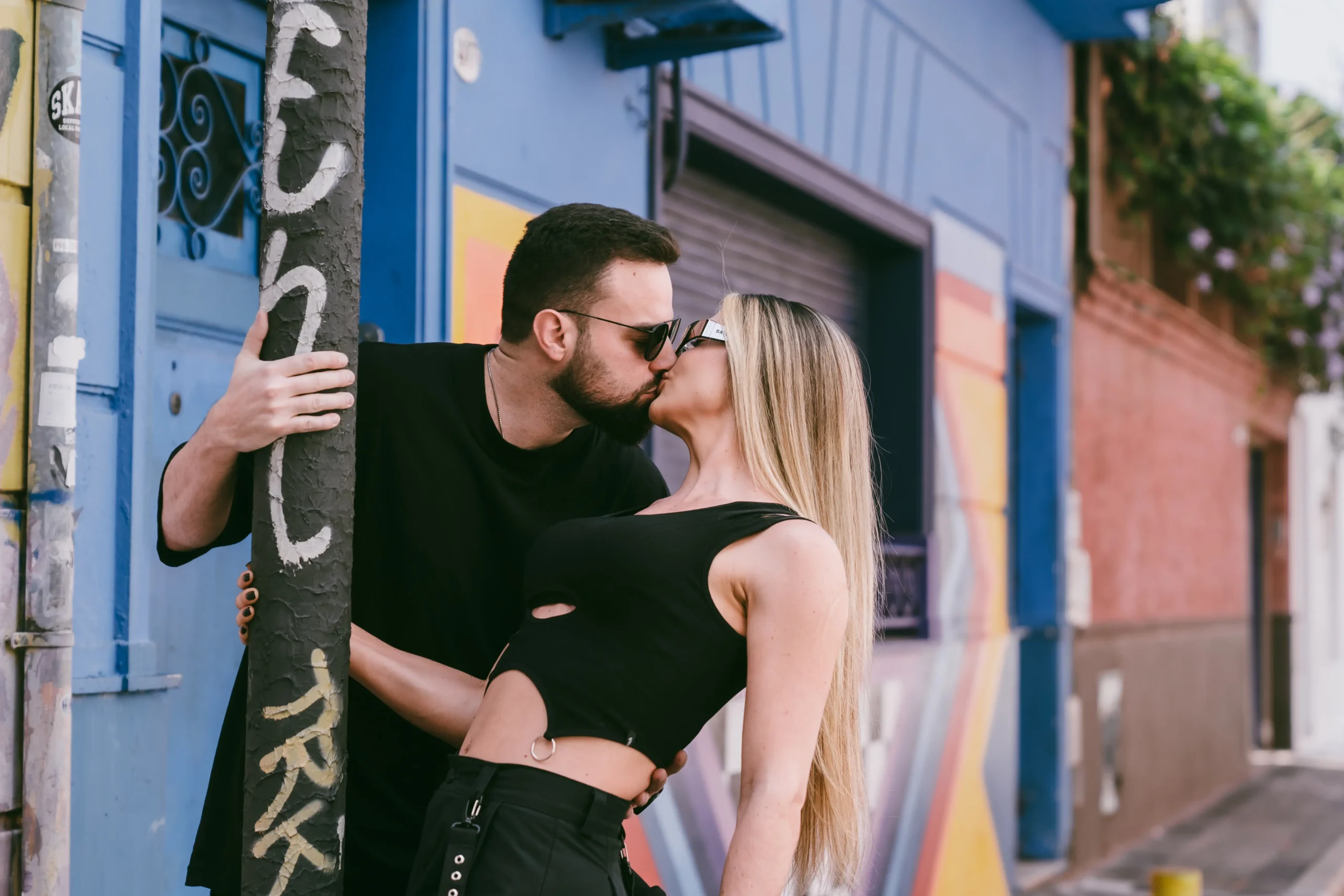 Casal posando para ensaio fotográfico com Jorge Mastrandrea no centro de Buenos Aires.