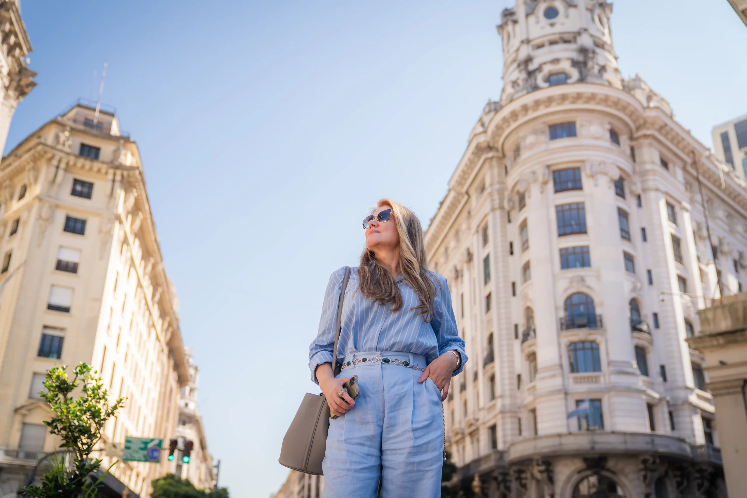 Ensaio fotográfico no centro de Buenos Aires, com pontos turísticos da cidade ao fundo.