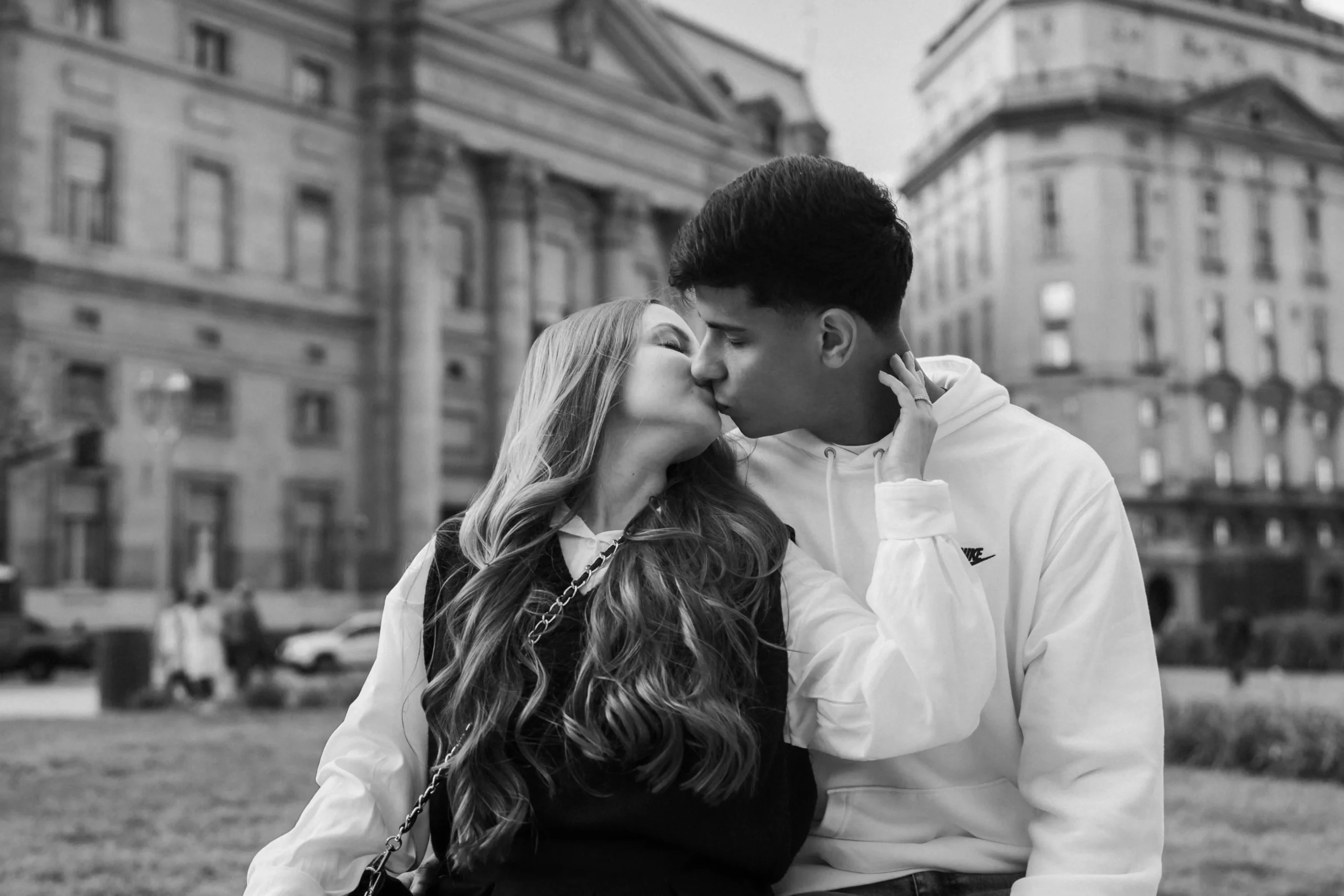 Casal posando para ensaio fotográfico em Buenos Aires.