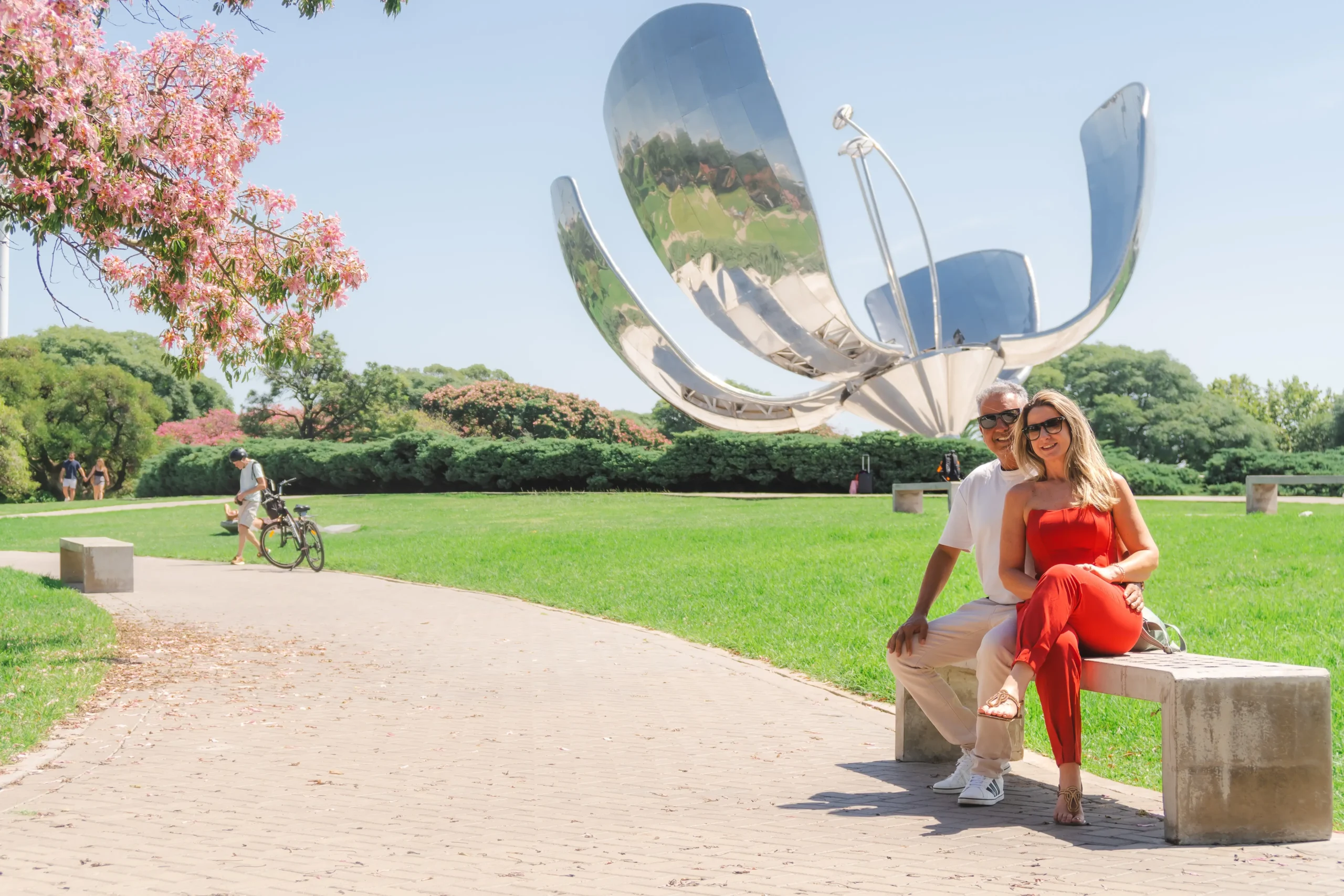 Casal durante ensaio fotográfico em frente à Floralis Genérica, no bairro da Recoleta, em Buenos Aires.