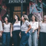 Grupo de amigas participando de ensaio fotográfico em Buenos Aires.