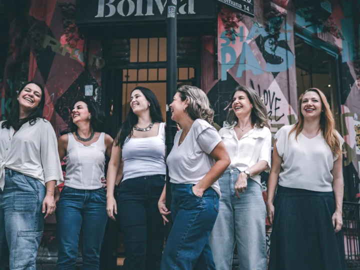 Grupo de amigas participando de ensaio fotográfico em Buenos Aires.