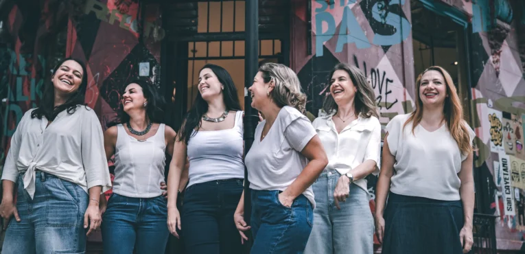 Grupo de amigas participando de ensaio fotográfico em Buenos Aires.