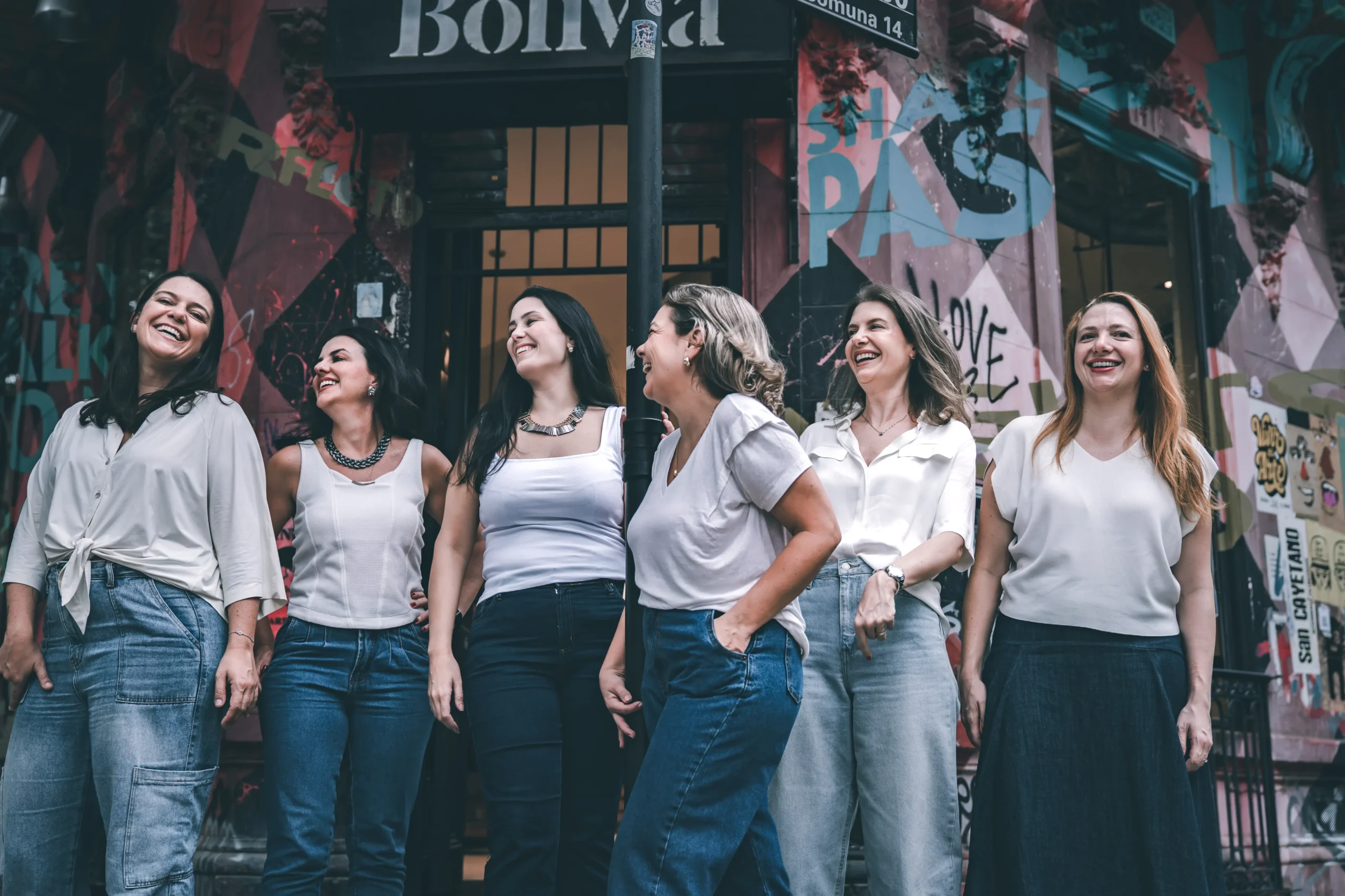 Grupo de amigas participando de ensaio fotográfico em Buenos Aires.
