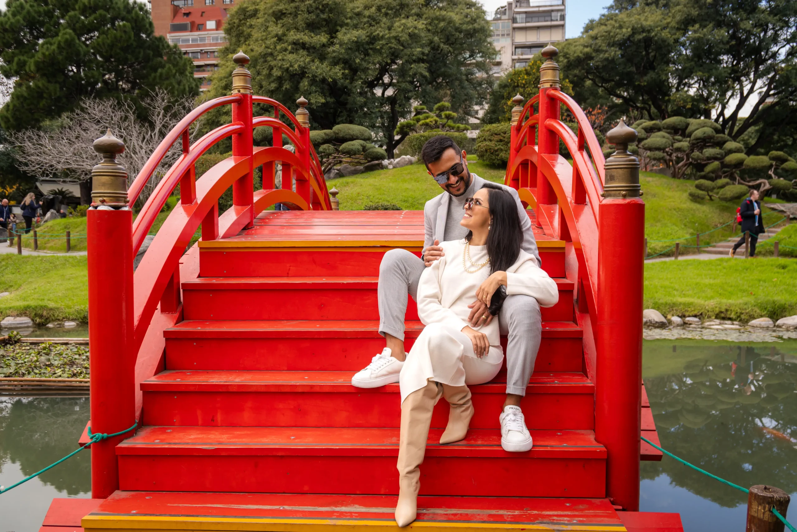 Casal posando para fotografias no Jardim Japonês, em Buenos Aires.