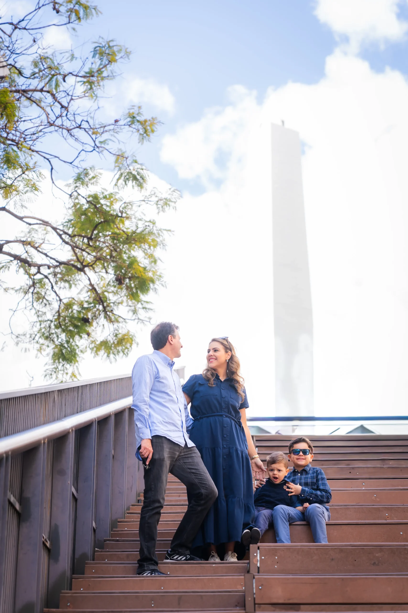 Família durante ensaio fotográfico em frente ao Obelisco de Buenos Aires.