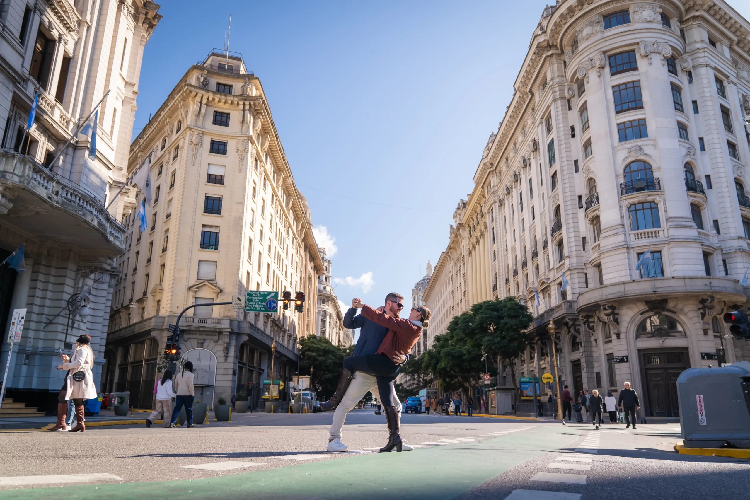 Clientes sendo fotografados durante um passeio por Buenos Aires.